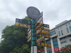 昆明路牌變廣告牌？市民游客齊呼“辣眼睛”，城市“門面”該治治了